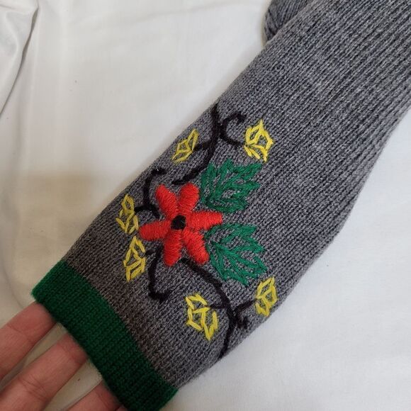 VINTAGE 80s gray embroidered poinsettia button up holiday‎ cardigan sweater M - Picture 5 of 7